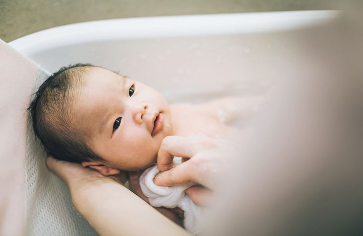 Hạ sốt cho bé bằng nước ấm vắt chanh hiệu quả mẹ nên biết